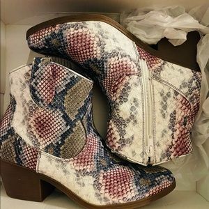 New in Box! Ladies Size 6